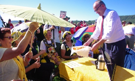 Luke Foley wins over the knitting nannas.