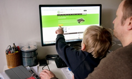 man and child looking at gocompare.com