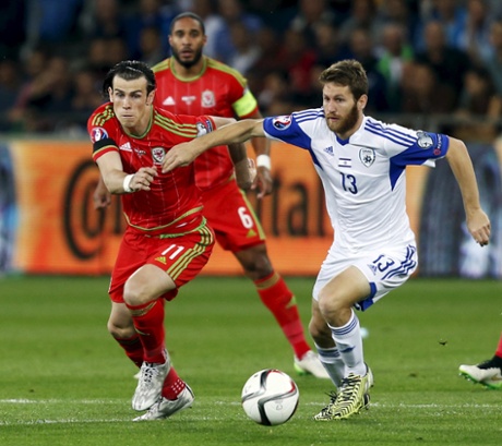 Gareth Bale fights for the ball with Sheran Yeini.