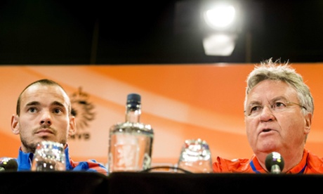 epa04682222 Dutch national soccer team player Wesley Sneijder (L) and coach Guus Hiddink (R) during a press conference in Noordwijk, Netherlands, 27 March 2015. The Netherlands will face Turkey in the UEFA EURO 2016 qualifying soccer match on 28 March 2015.  EPA/KOEN VAN WEEL