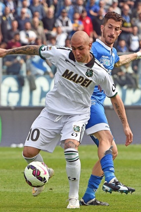 epa04674458 Empoli's midfielder Mirko Valdifiori (R) vies for the ball with Sassuolo's forward Simone Zaza during the Italian Serie A soccer match between Empoli and Sassuolo at Carlo Castellani stadium in Empoli, Italy, 22 March 2015.  EPA/CLAUDIO GIOVANNINI