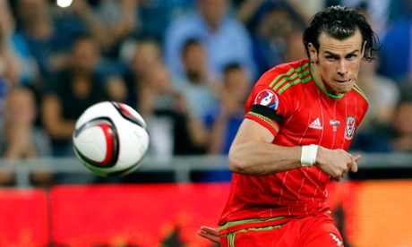 epa04684055 Gareth Bale of  Wales scores the second goal by free kick during the UEFA EURO 2016 group B qualifying soccer match between Israel and Wales at Sammy Ofer Stadium in Haifa, Israel, 28 March 2015.  EPA/ABIR SULTAN