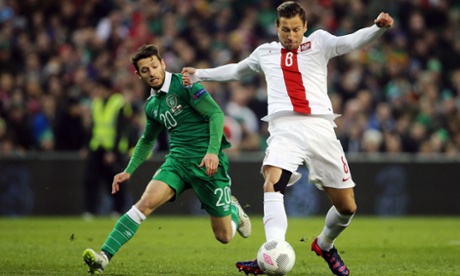 Republic of Ireland's Wes Hoolahan and Poland's Grzegorz Krychowiak battle for the ball.