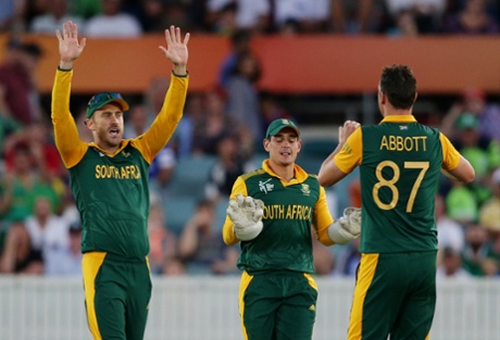 Kyle Abbott celebrates with Francois Du Plessis and Quinton De Kock after taking the wicket Gary Wilson.