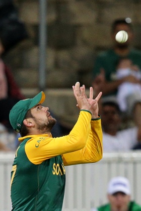 Rilee Rossouw takes a catch to dismiss Kevin O'Brien.