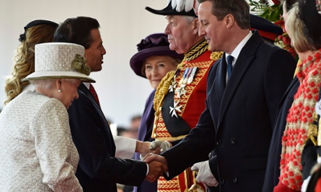 Mexico's President Enrique Pena Nieto (2nd L) stands with Queen Elizabeth as he shakes hands with David Cameron during a ceremonial welcome for the state visit