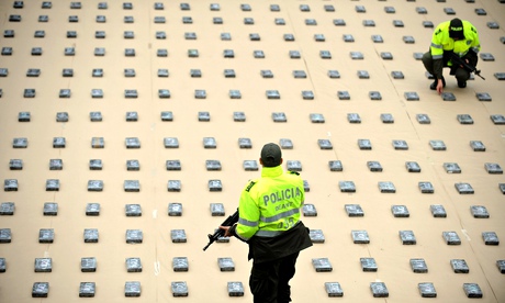 Colombian police officers with 440 kg of cocaine