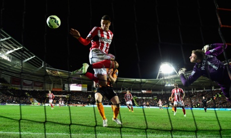 Jack Rodwell nods the ball home past Hull goalkeeper Allan McGregor to equalise for Sunderland.