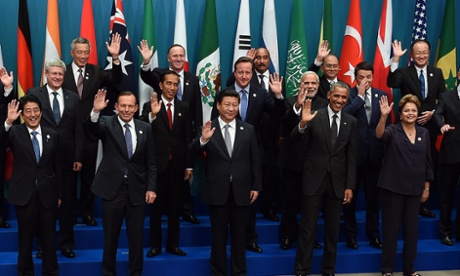 US President Barack Obama (2nd R) waves with other world leaders as they take part in the G20 