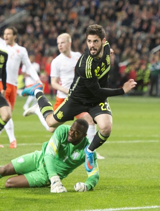 Isco of Spain is denied by Netherlands goalkeeper Kenneth Vermeer.