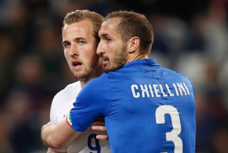 Giorgio Chiellini gets to grips with Harry Kane.