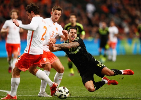 Spains' Vitolo goes to ground under the challenge of Daryl Janmaat, left, and Stefan de Vrij.