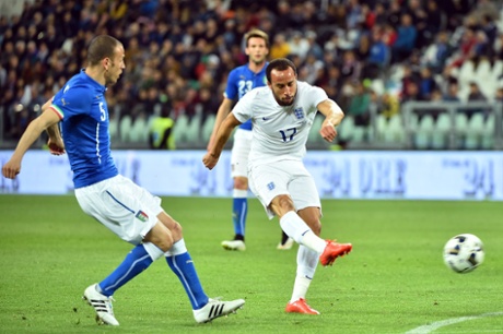 Pow. Andros Townsend fires England back in the game.