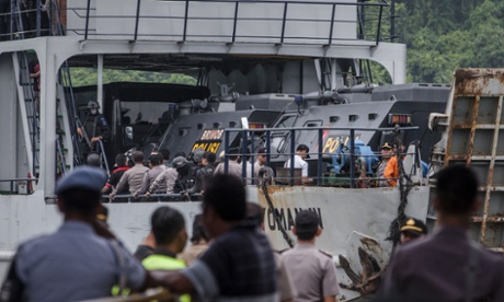 Indonesian police armoured vehicles carrying Andrew Chan and Myuran Sukumaran are loaded on to a ferry to be transferred to Nusa Kambangan prison.