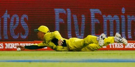 David Warner slides to the boundary but fails to stop the ball which resulted in four runs.