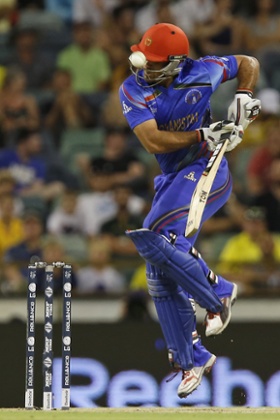 Samiullah Shenwari avoids a bouncer.