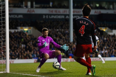 Ki Sung-Yueng finishes smartly from a tight angle to equalise.