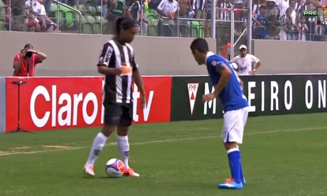 Ronaldinho no-look pass