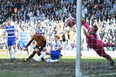 Close but no cigar. Bradford's Andrew Davies doesn't quite find the target with his header.