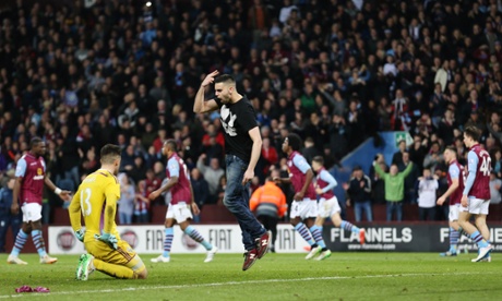 An Aston Villa fan reminds West Brom keeper Boaz Myhill how many goals he's let in today.