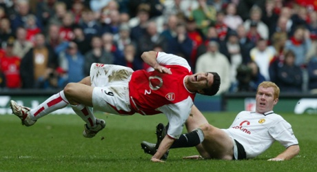 Paul Scholes hacks down José Antonio Reyes.