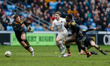 Saracens' Ben Ransom chips past the Wasps wing Christian Wade.