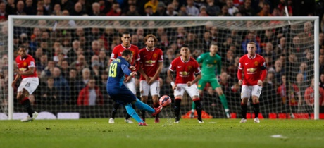 Arsenal's Santi Cazorla has a pop at goal with a free-kick but it doesn't cause De Gea any problems