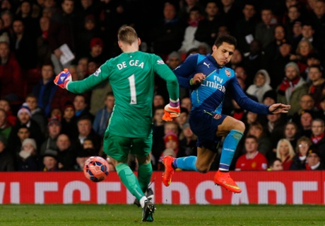David De Gea beats Alexis Sanchez in their race to the ball.