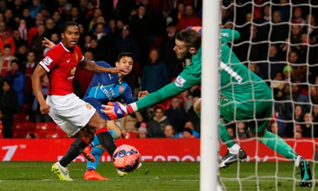 De Gea's reactions and finger tips keep the score at 2-1.