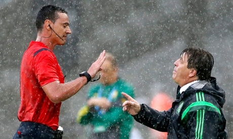 Mexico's coach Miguel Herrera argues with referee Wilmar Alexander Roldan Perez