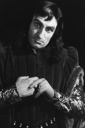 Olivier onstage as Richard in 1944.