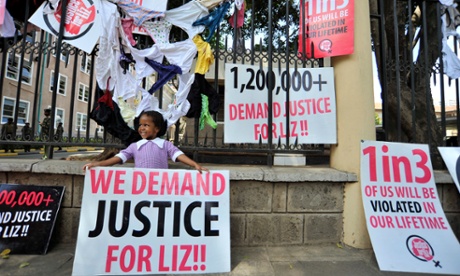 A petition to prosecute the alleged rapists of the 'Liz case' with more than 1.2 million signatures was delivered to the Chief of Police.