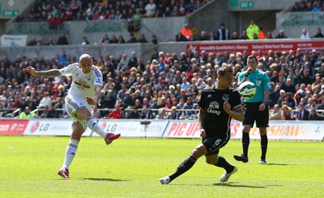Jonjo Shelvey scores, but it is disallowed for an earlier foul.