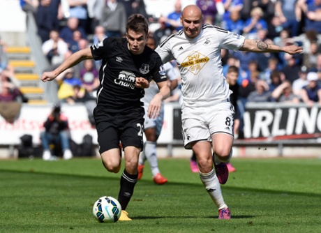 Jonjo Shelvey tracks Seamus Coleman.