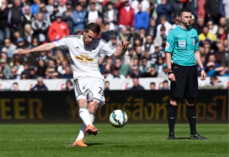 Gylfi Sigurdsson takes the free kick.