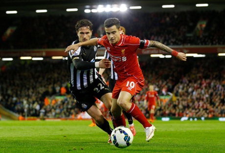 Philippe Coutinho is looking dangerous, this time driving past Daryl Janmaat.