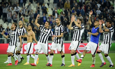 The Juventus players salute the fans after their 1-0 victory.