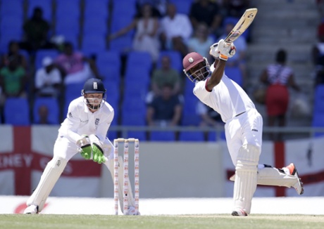 Jermaine Blackwood hits a four of TRedwell..