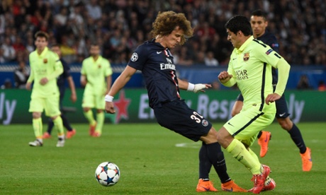 Luis Suarez nutmegs David Luiz ...