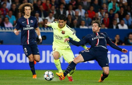 Luis Suarez evades the challenges of Maxwell, right, and David Luiz ...