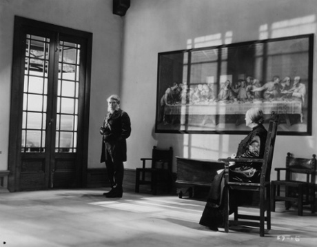 Austrian actor Oscar Homolka plays Dutch prime minister Paul Kruger, with Renee De Vaux as Mrs Kruger