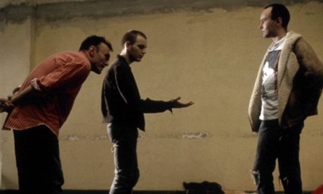 Welsh on the set of Trainspotting with director Danny Boyle and Ewan McGregor in 1996.