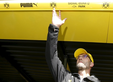 Borussia Dortmund's coach Juergen Klopp waves to fans before his team's first division Bundesliga soccer match against SC Paderborn in Dortmund April 18, 2015.  REUTERS/Wolfgang Rattay     DFL RULES TO LIMIT THE ONLINE USAGE DURING MATCH TIME TO 15 PICTURES PER GAME. IMAGE SEQUENCES TO SIMULATE VIDEO IS NOT ALLOWED AT ANY TIME. FOR FURTHER QUERIES PLEASE CONTACT DFL DIRECTLY AT + 49 69 650050:rel:d:bm:GF10000064068