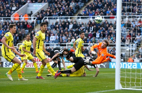 Tim Krul concedes Tottenham's second goal scored by Christian Eriksen.