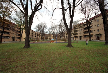 The archways lead not to progressively more dingy sub-apartments, but to open, park-like spaces, full of social buildings, trees and playgrounds.