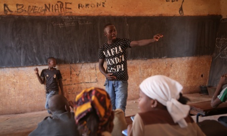A 9th year student gives a sparkling presentation during class.
