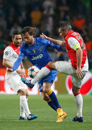 Monaco's Joao Moutinho, left, and Jeremy Toulalan attempt to crowd out Juventus's Andrea Pirlo.