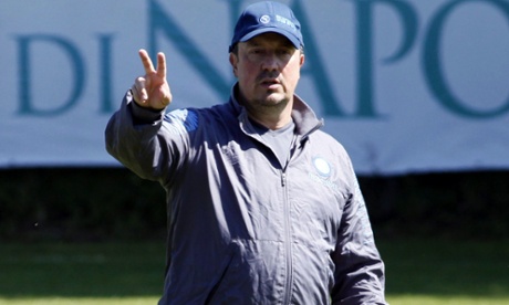 Napoli's head Rafael Benítez speaks to his players during a training session.
