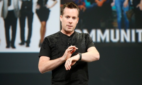 Google's Dave Burke showing off an Android Wear interaction.