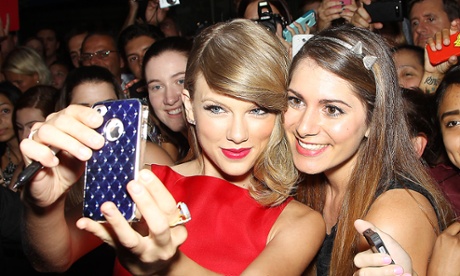Taylor Swift taking a selfie with fans in New York, at The Giver film premiere in 2014
